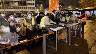 Almanya’da Türk ve Eritreli gençler evsizlere giyecek ve yemek yardımında bulundu