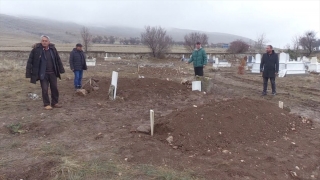 Cenazeleri karışan aile, oğulları ile kimsesiz kişiye ait cenazeyi yan yana defnetti