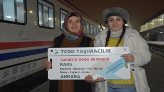 Seferlerine ara verilen ”Turistik Doğu Ekspresi” Kars’tan ilk seferine uğurlandı