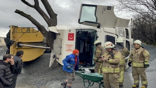 Küçükçekmece’de devrilen kamyonun sürücüsü yaralandı