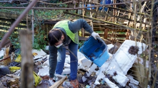 Tuzla’da bir evin bahçesindeki 12 ton çöp ekiplerce temizlendi