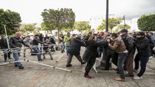 Tunus güvenlik güçleri ”anayasaya karşı darbeye son verilmesi” eylemine müdahale etti