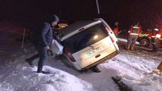 Ağrı’da şarampole devrilen hafif ticari araçtaki 3 kişi yaralandı