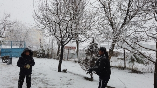 Adana’nın Tufanbeyli ilçesinde kar yağışı etkili oldu