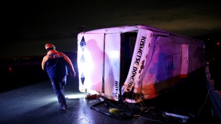 Mersin’de devrilen midibüsteki 4 kişi yaralandı