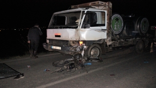 İzmir’de süt kamyonu ile çarpışan motosikletin sürücüsü hayatını kaybetti 