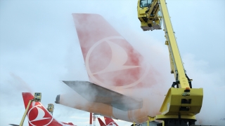 THY uçaklarına buzlanmaya karşı ”deicing” ile ”antiicing” işlemleri yapılıyor