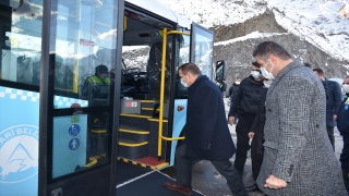 Hakkari Valisi Akbıyık, hizmete alınan yolcu minibüsünün şoförlüğünü yaptı