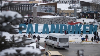 Palandöken Kayak Merkezi’nde hafta sonu yoğunluğu yaşanıyor