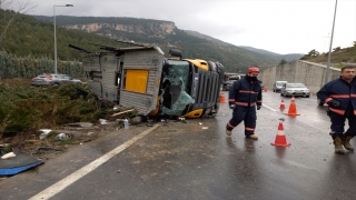 Manisa’da iki tırın devrilmesi sonucu 3 kişi yaralandı