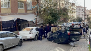 Güngören’de park halindeki iki araca çarpan otomobil takla attı 