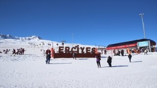 Erciyes Kayak Merkezi’nde hafta sonu yoğunluğu