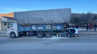 Bayburt’ta kamyona çarpan otomobilin sürücüsü yaralandı