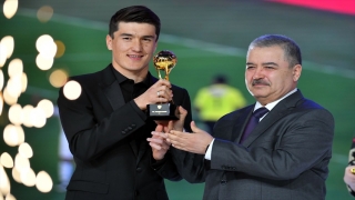 Roma’da forma giyen Shomurodov, Özbekistan’da yılın futbolcusu oldu