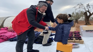 Fetih Vakfı İdlib’de yetim çocuklara kışlık kıyafet dağıttı