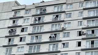 Esenyurt’ta apartman yangınında oluşan yoğun duman nedeniyle vatandaşlar mahsur kaldı