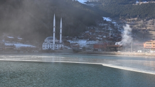 Uzungöl’ün yüzeyinin bir kısmı buz tuttu