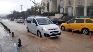 Bodrum ve Marmaris’te etkili olan sağanak günlük yaşamı olumsuz etkiliyor