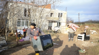 Kırklareli’de taşkın bölgesinde yıkılma kararı alınan binalardaki eşyalar boşaltılıyor