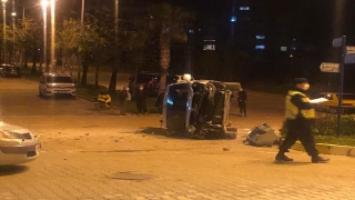 Antalya’da hafif ticari araç ile otomobilin çarpışması sonucu 4 kişi yaralandı