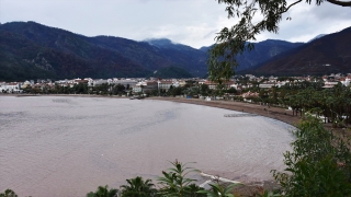 Marmaris’te etkili olan sağanak günlük yaşamı olumsuz etkiliyor