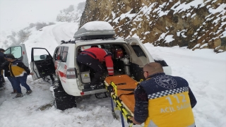 Hakkari’de rahatsızlanan kişi ekiplerce zorlu koşullarda hastaneye ulaştırıldı