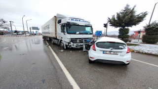 Isparta’da otomobil ve tırın çarpıştığı kazada 3 öğretmen yaralandı