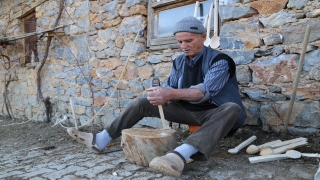 Hobi olarak başladığı baston yapımında komşularına ”destek” oluyor