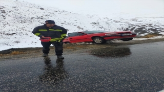 Uçurumun kenarında asılı kalan otomobil halat yardımıyla çekildi