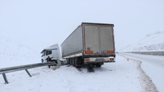 Erzincan ile Ardahan’da kar, buzlanma ve sis ulaşımı aksatıyor