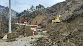 Antalya’da heyelan nedeniyle bir kısmı çöken kara yolu ulaşıma kapandı