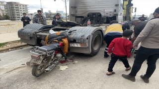 Kilis’te otomobil ve çekiciye çarpan motosikletteki iki kişi yaralandı