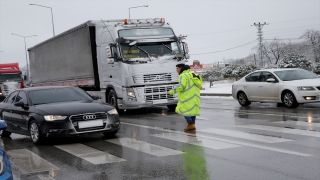 Samsun’da polisler kazalardan dolayı trafiğin aksamaması için yoğun mesai harcadı