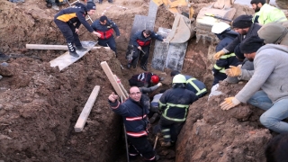 GÜNCELLEME Manisa’da toprak altında kalan işçi öldü