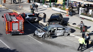 Antalya’da park halinde bulunan araçlara çarpan otomobildeki 3 kişi yaralandı