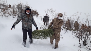 Elazığ’da jandarma sokak ve yaban hayvanları için doğaya yem bıraktı