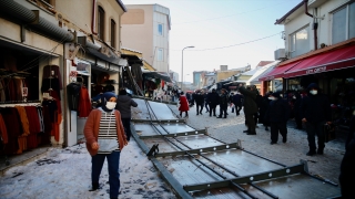 Eskişehir’de kar nedeniyle çöken sundurmanın altında kalan kadın yaralandı