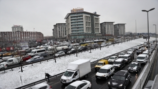 GÜNCELLEME İstanbul’da kar yağışı hayatı olumsuz etkiliyor