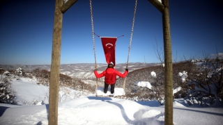 Karla kaplı Bolu Dağı, güneşle ayrı güzelliğe büründü