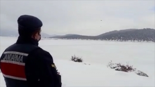 Beyşehir Gölü’ndeki adada mahsur kalan besicilere ihtiyaçları drone ile ulaştırıldı