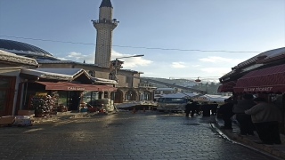 Bolu’da kar nedeniyle caminin sundurması çöktü, 5 kişi yaralandı