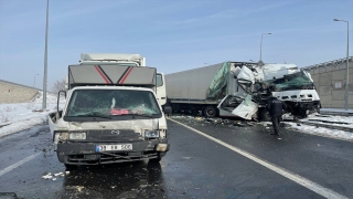 Kayseri’de 2 tırın da karıştığı zincirleme kazada bir kişi yaralandı