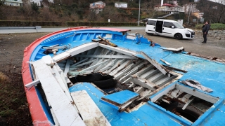 Rize’de kayığı alabora olan amatör balıkçı kayalara çıkarak kurtulmayı başardı