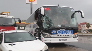 Antalya’da tırın yolcu otobüsüne çarpması sonucu 11 kişi yaralandı