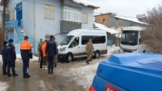 Elazığ’da kardan bir evin çatısı çöktü