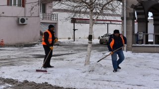 Kars’ta kar yığınları kamyonlarla şehir dışına taşınıyor