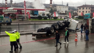 Kocaeli’de devrilen tır ulaşımı aksattı