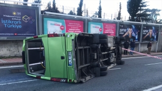 Şişli’de otomobille çarpışan yolcu minibüsü devrildi