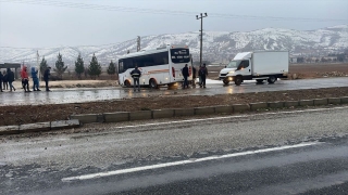 Batman’da refüje çarpıp karşı şeride geçen otobüsteki 2 kişi yaralandı