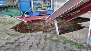 İstanbul’da çökme sonucu bir kişinin içine düştüğü çukurda doldurma işlemi başladı